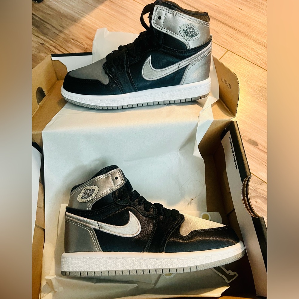 Nike Black and Silver Childs US 11C Sneakers
*Make me an Offer:)*